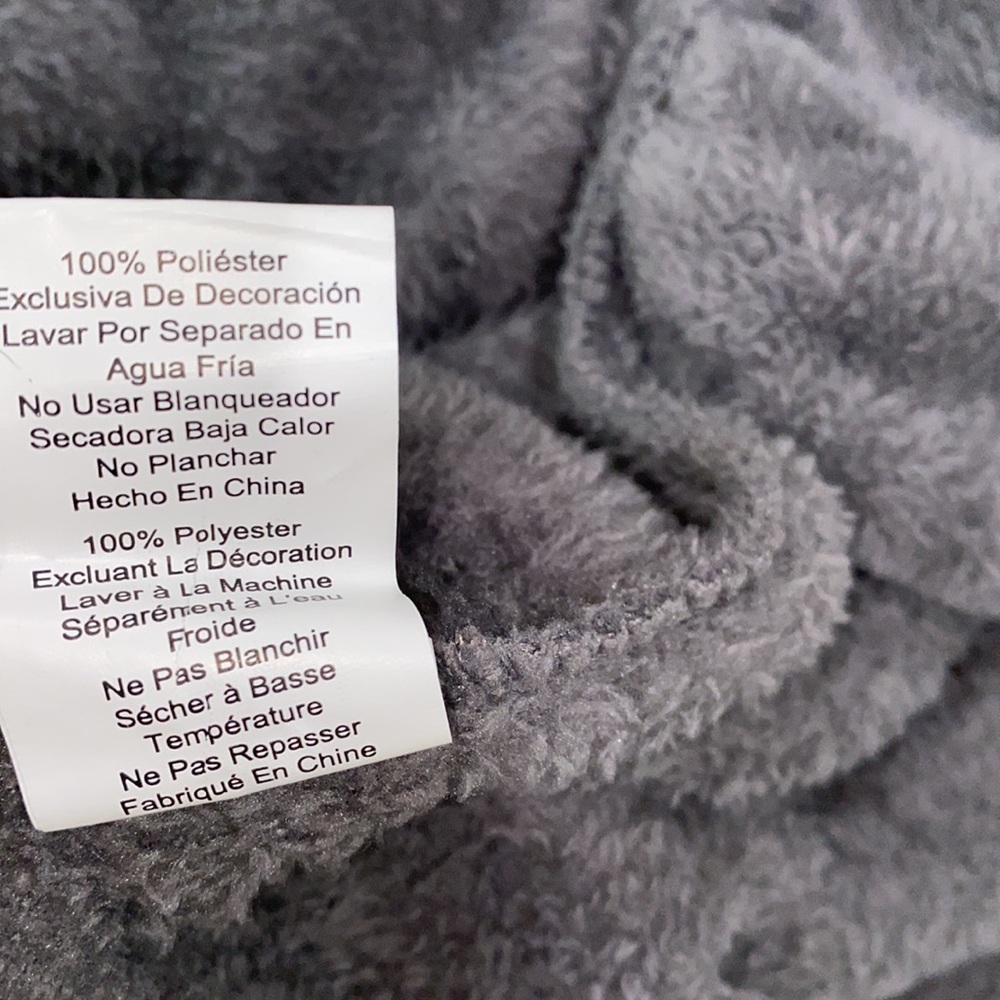 Gray Plush Robe for Ultimate Comfort - Picture 6 of 6